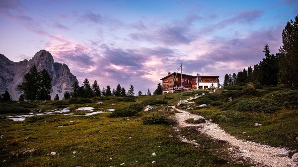 Foto Außenansicht Berghütte mit Zimmern Fanes