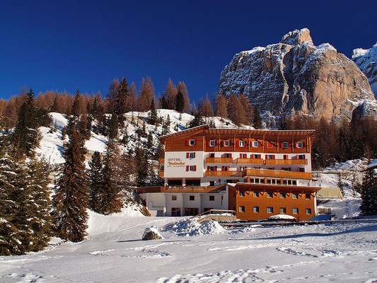 Foto Außenansicht Hotel Mëisules