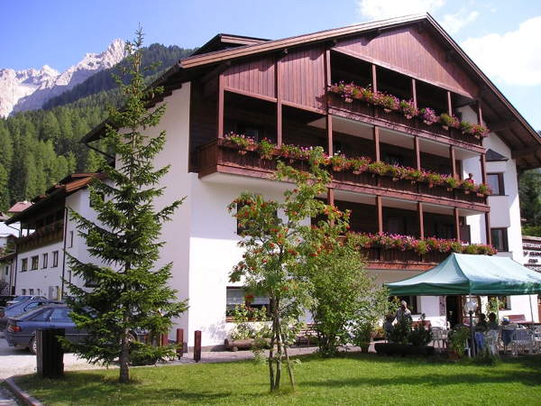 Foto esterno in estate Alpin Haus