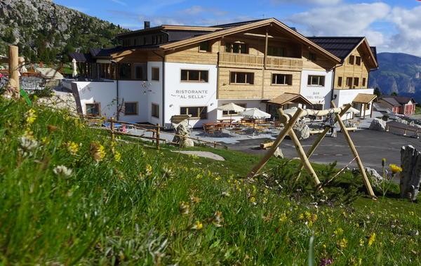 Foto Außenansicht Hotel Passo Sella Dolomiti Mountain Resort