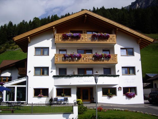 Foto Außenansicht Garni-Hotel + Ferienwohnungen Sunela