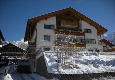 Foto esterno Garni + Appartamenti Rezia