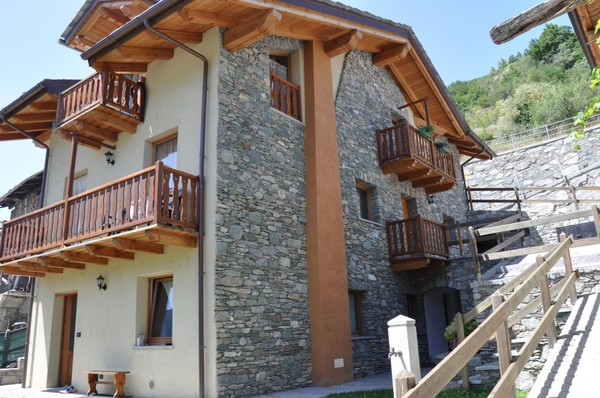 Foto Außenansicht Ferienwohnungen Casa Alpina Sarre