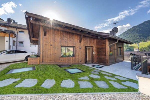 Foto Außenansicht Ferienwohnungen Chalet Berna