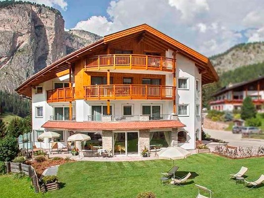 Foto Außenansicht Garni-Hotel + Ferienwohnungen Aghél
