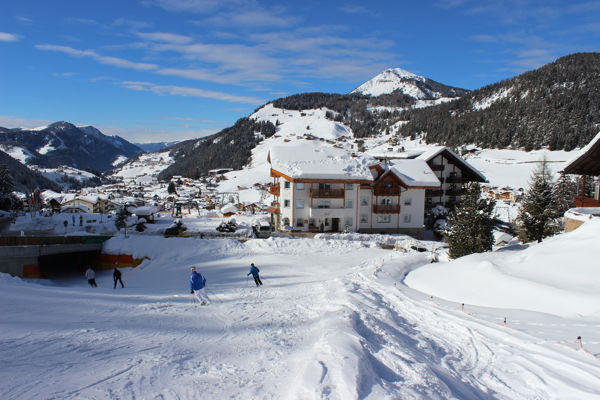 Lage Garni-Hotel + Ferienwohnungen Aghél Wolkenstein