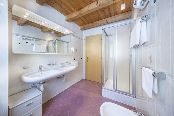 Foto del bagno Garni + Appartamenti La Majon & Dependance