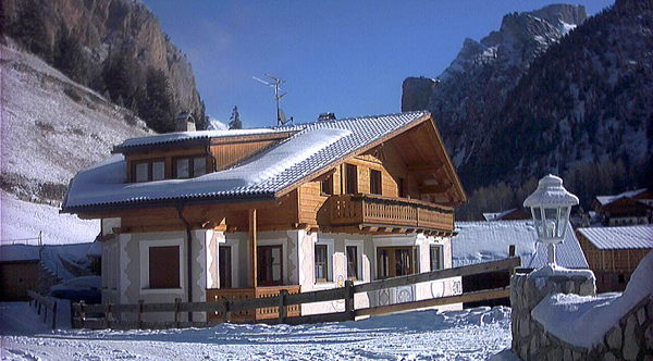 Foto esterno in inverno La Majon & Dependance