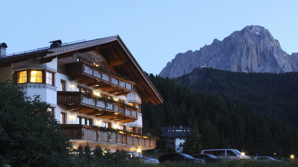 Foto esterno Garni-Hotel + Appartamenti Rosengarten