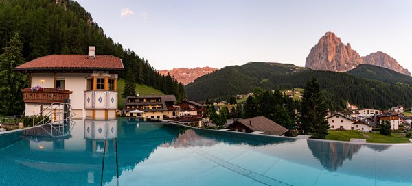 Foto Außenansicht im Sommer Garni-Hotel Soraiser Dolomites Small & Luxury