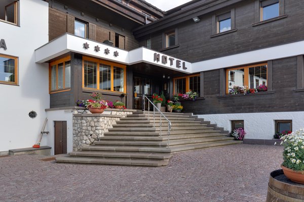 Foto Außenansicht im Sommer Monte Pana Dolomites Hotel