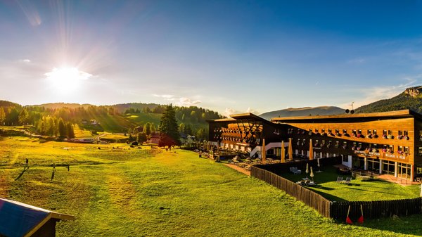 Foto Außenansicht im Sommer Monte Pana Dolomites Hotel