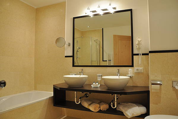 Foto del bagno Garni-Hotel + Appartamenti Mirabel