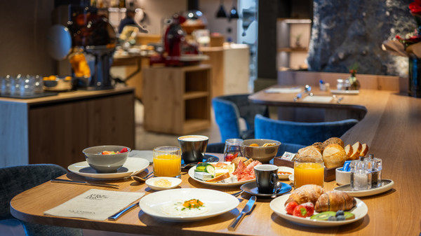 The breakfast La Tambra Hotel Lodge & Residence
