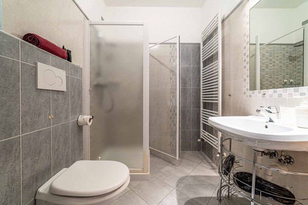 Photo of the bathroom Apartments Chalet al Lago