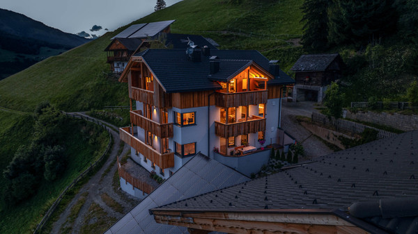Photo exteriors Farmhouse apartments La Munt