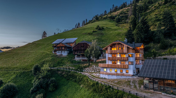 Photo exteriors Farmhouse apartments La Munt