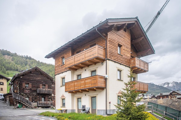 Foto Außenansicht Ferienwohnung Bait da Pedrin