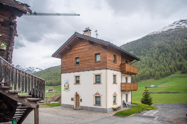 Foto Außenansicht Ferienwohnung Bait da Pedrin