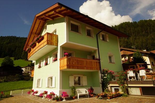 Foto Außenansicht im Sommer Apartments Latemar