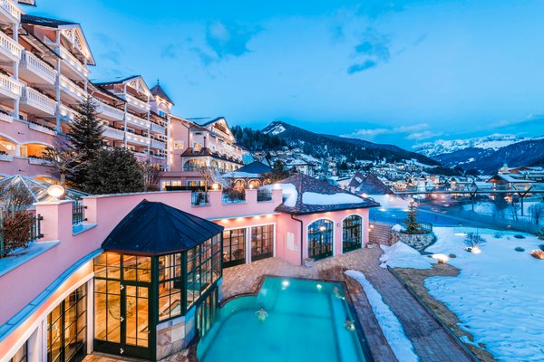 Foto invernale di presentazione Cavallino Bianco family spa Grand Hotel