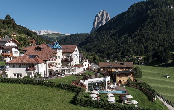 Foto Außenansicht im Sommer Alpenheim Charming & SPA Hotel