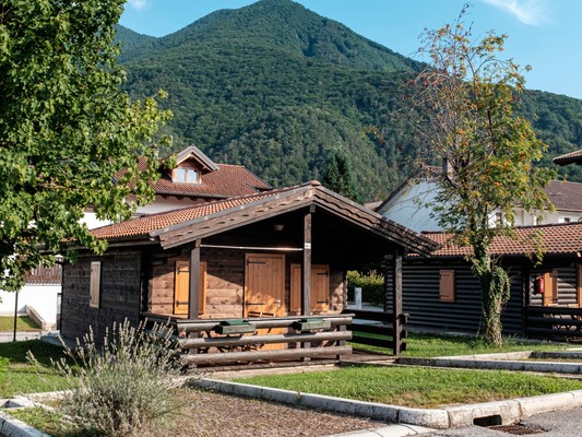 Foto Außenansicht Ferienwohnungen Chalet Girandola Preone