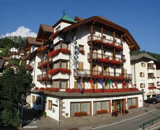 Sommer Präsentationsbild Hotel Dolomiti Madonna