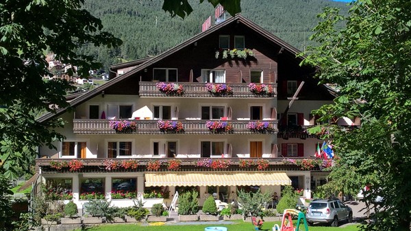 Foto Außenansicht Hotel Rodes