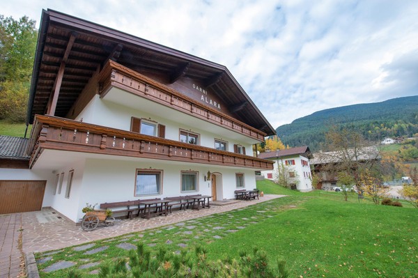 Foto esterno Camere + Appartamenti Alara