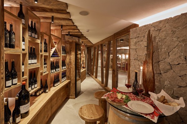 Wine cellar Colfosco Mountain Hotel Mezdí