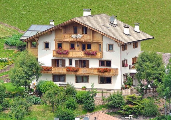 Foto esterno in estate Limbela