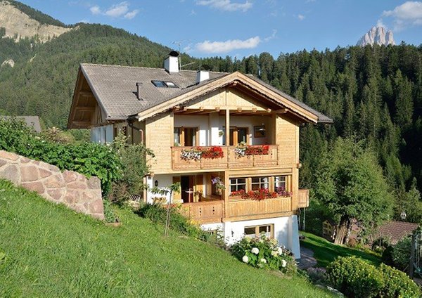 Foto esterno in estate Limbela