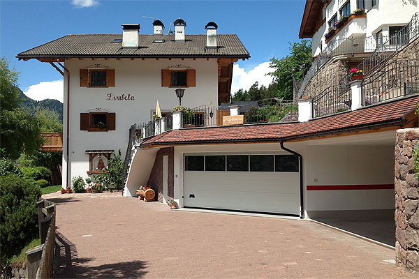 Foto esterno in estate Limbela