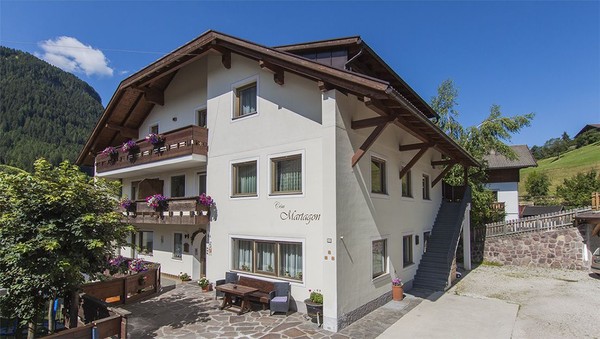 Foto Außenansicht Zimmer + Ferienwohnungen Martagon