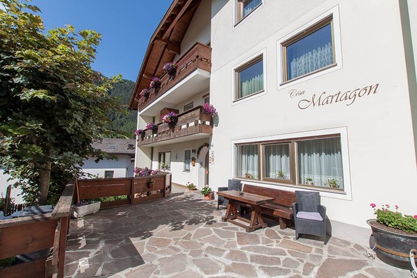 Foto Außenansicht Zimmer + Ferienwohnungen Martagon