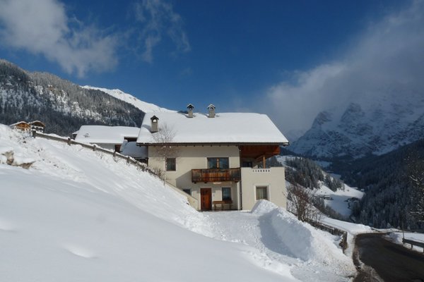 Foto esterno in inverno Apartment La Frünta