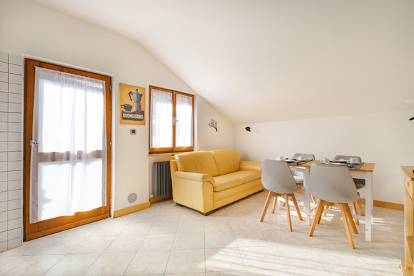 La zona giorno Appartamento E-Motion Alpe Adria Apt. – Garage & EV Charging