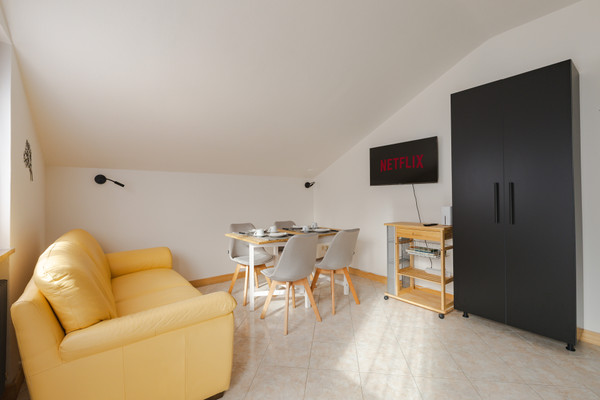 La zona giorno Appartamento E-Motion Alpe Adria Apt. – Garage & EV Charging