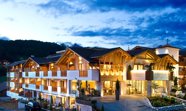 Foto Außenansicht im Sommer ABINEA Dolomiti Romantic SPA Hotel