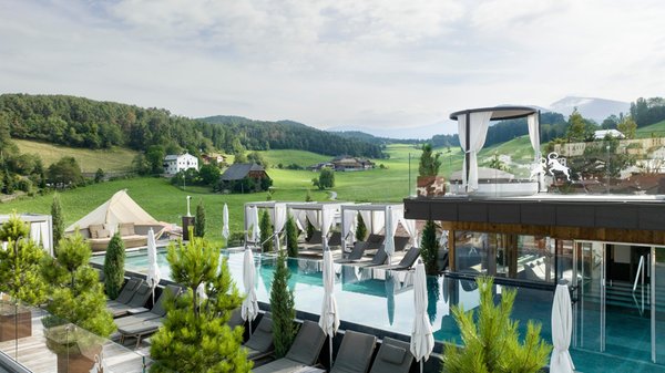 Foto estiva di presentazione ABINEA Dolomiti Romantic SPA Hotel