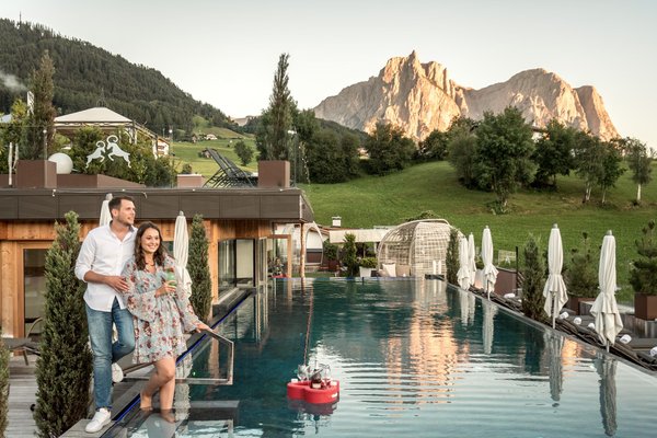 Foto esterno in estate ABINEA Dolomiti Romantic SPA Hotel