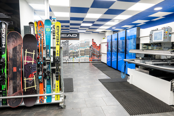 Ski and snowboard rental Promescaiol Daolasa Cable Car Station Val di Sole