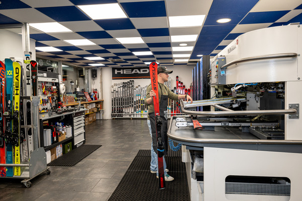 Ski and snowboard rental Promescaiol Daolasa Cable Car Station Val di Sole