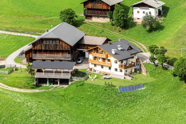 Foto Außenansicht Ferienwohnungen auf dem Bauernhof Parnoa