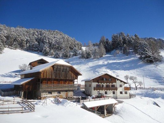 Foto Außenansicht Ferienwohnungen auf dem Bauernhof Parnoa