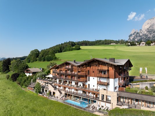 Foto estiva di presentazione Hotel Emmy - five elements