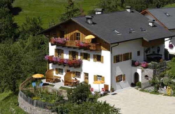Foto Außenansicht Ferienwohnungen auf dem Bauernhof Peternaderhof