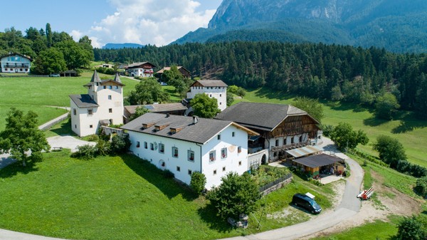 Foto Außenansicht Ferienwohnungen auf dem Bauernhof Edelansitz Zimmerlehen