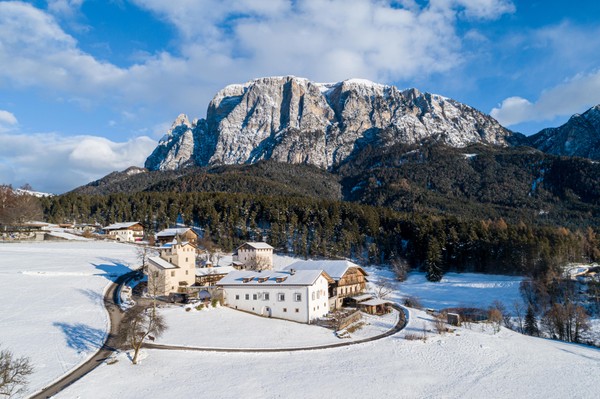 Foto Außenansicht Ferienwohnungen auf dem Bauernhof Edelansitz Zimmerlehen